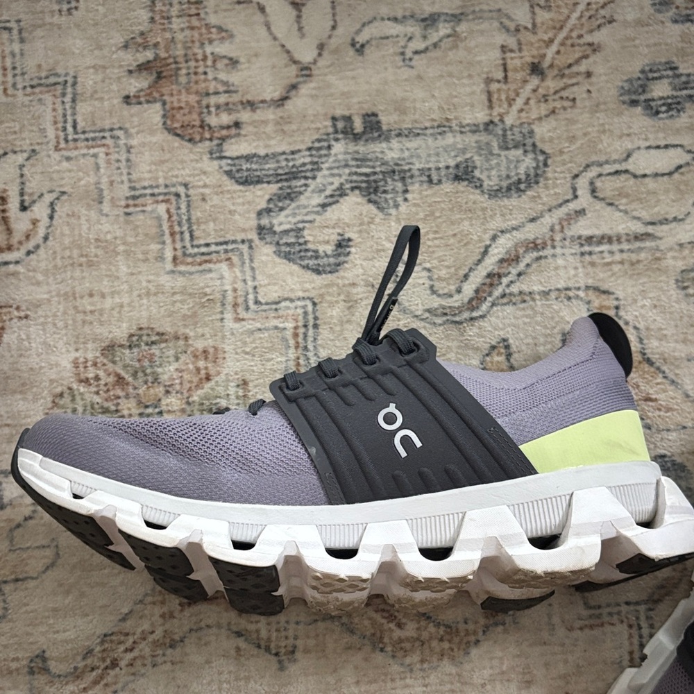 On cloud Running woman’s purple Sneakers with Black laces - Picture 2 of 4
